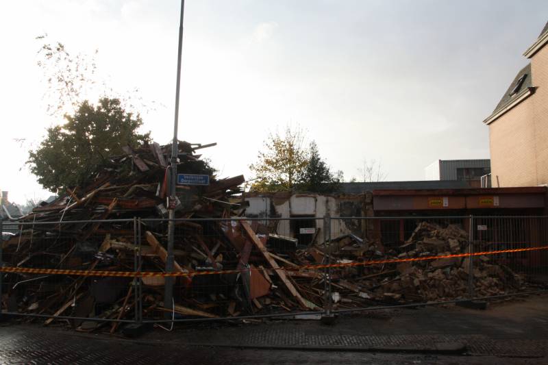 Trieste aanblik uitgebrande winkelpand