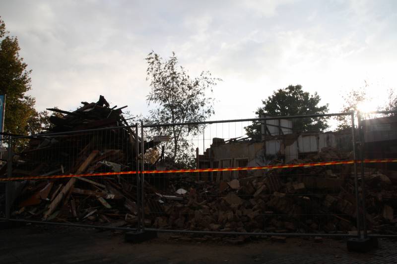 Trieste aanblik uitgebrande winkelpand