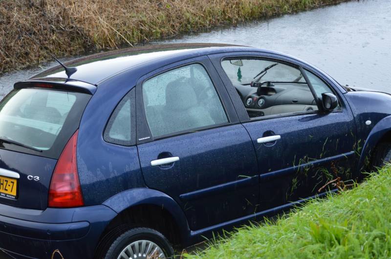 Bestuurder belandt met auto in sloot