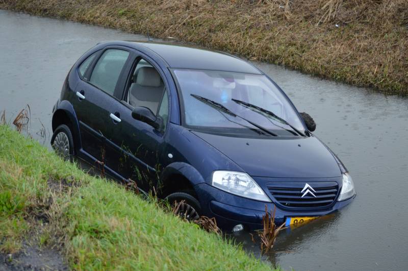 Bestuurder belandt met auto in sloot