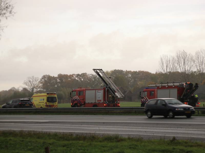 Bestelbus belandt in sloot naast snelweg