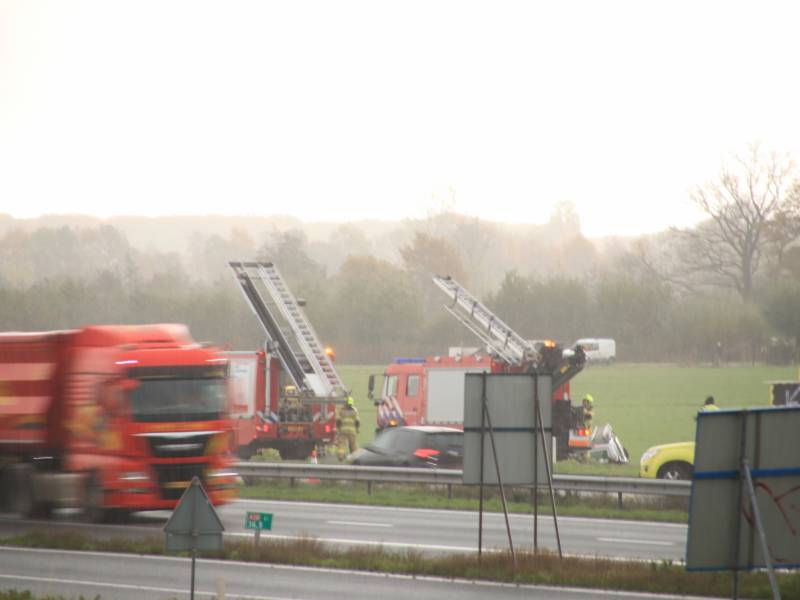 Bestelbus belandt in sloot naast snelweg