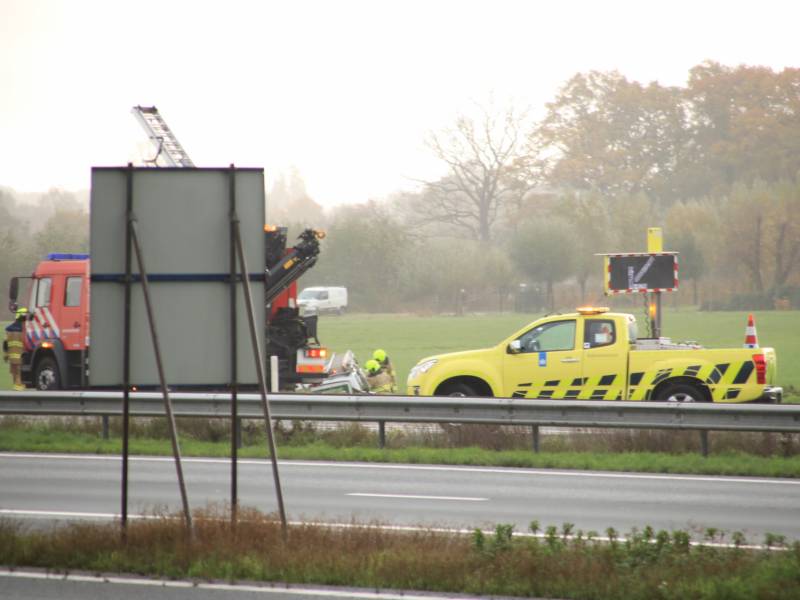Bestelbus belandt in sloot naast snelweg
