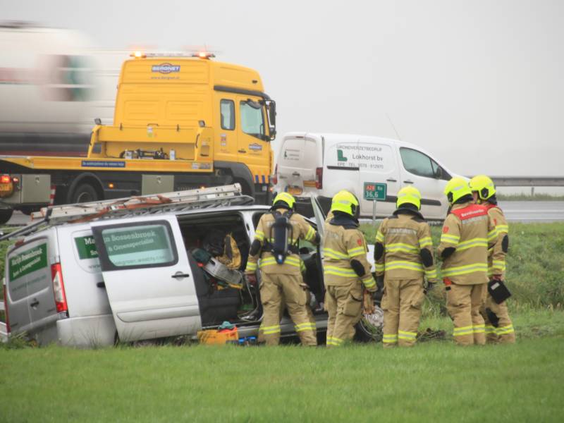 Bestelbus belandt in sloot naast snelweg