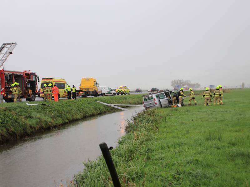 Bestelbus belandt in sloot naast snelweg