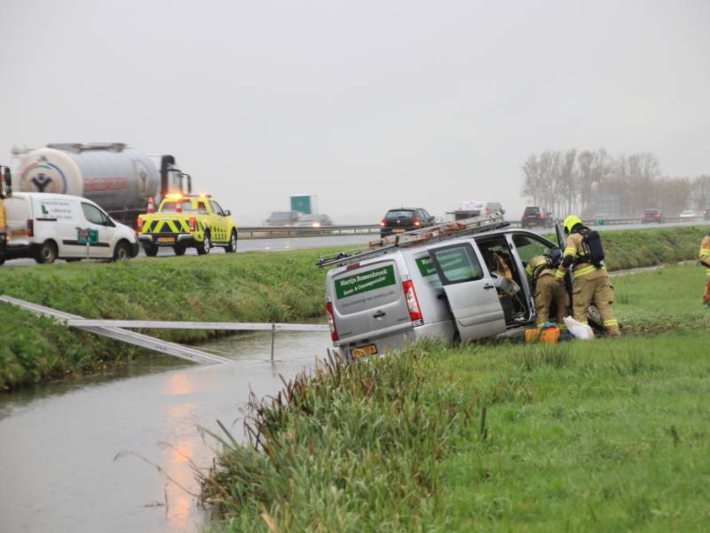 Bestelbus belandt in sloot naast snelweg