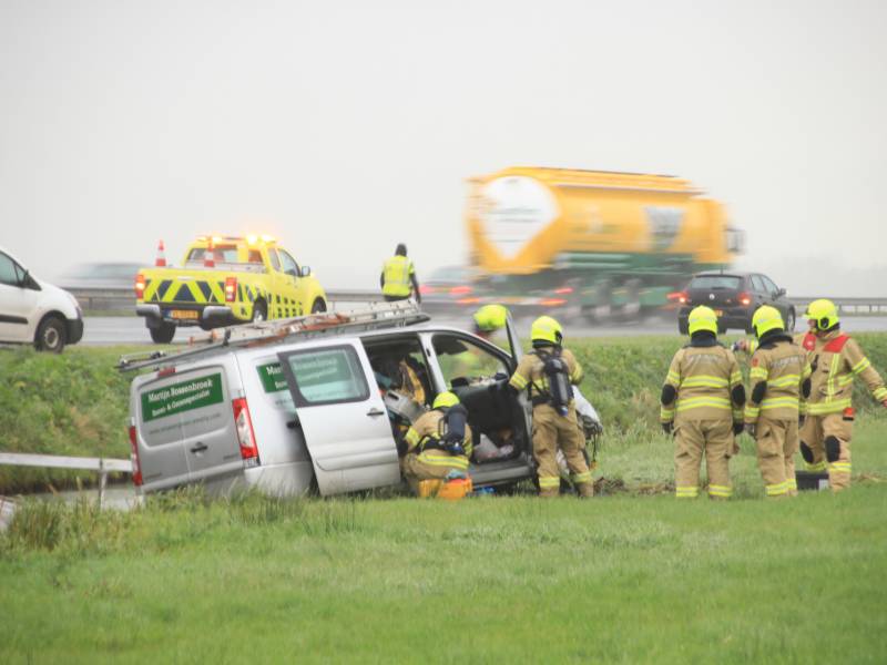 Bestelbus belandt in sloot naast snelweg