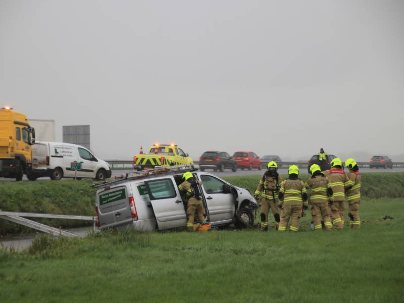 Bestelbus belandt in sloot naast snelweg