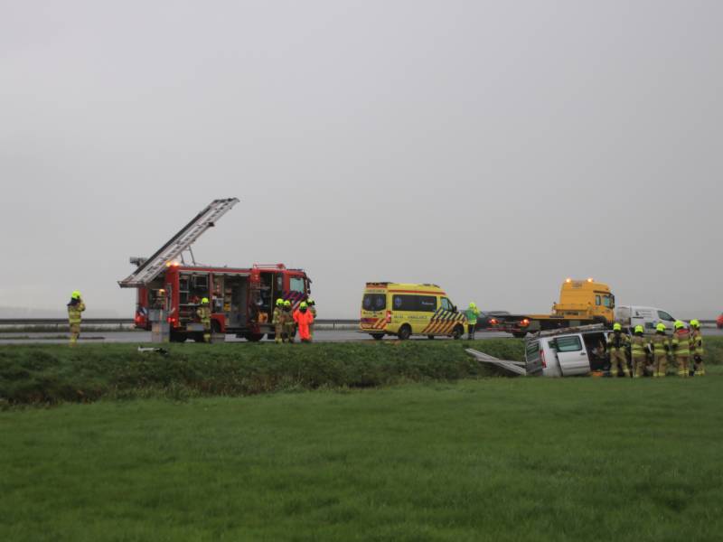 Bestelbus belandt in sloot naast snelweg