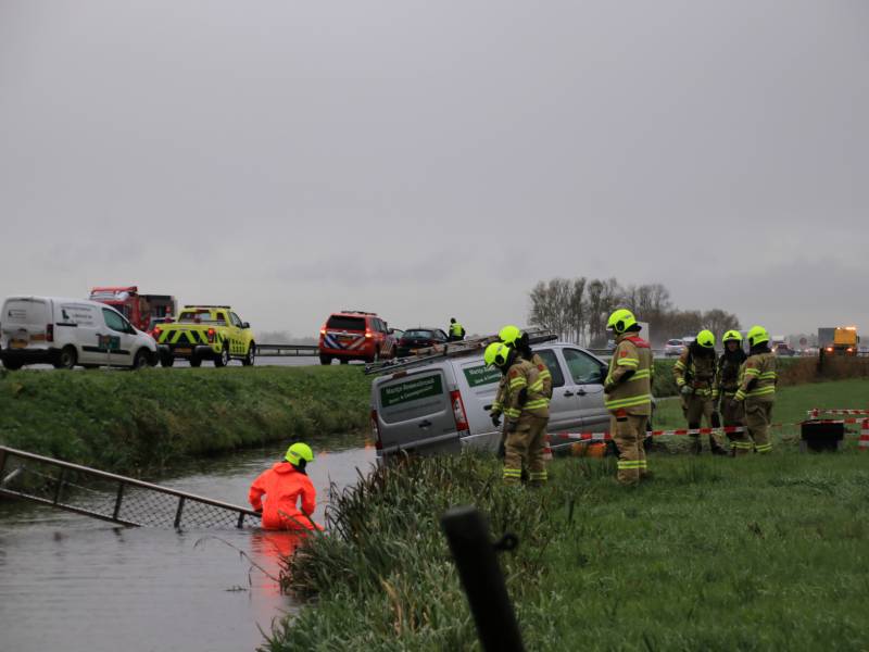 Bestelbus belandt in sloot naast snelweg