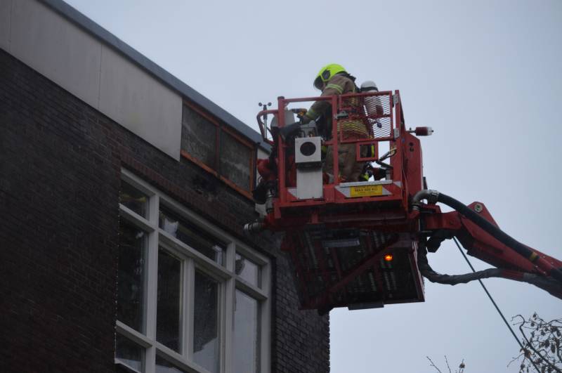 Woningen ontruimd na brand in dak van woongebouw