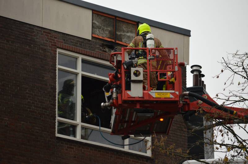 Woningen ontruimd na brand in dak van woongebouw