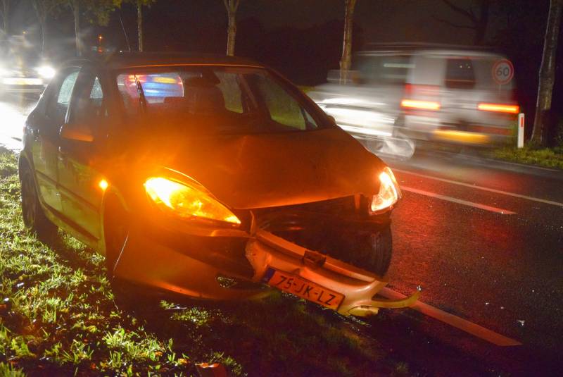 Vier personenautos met elkaar in botsing