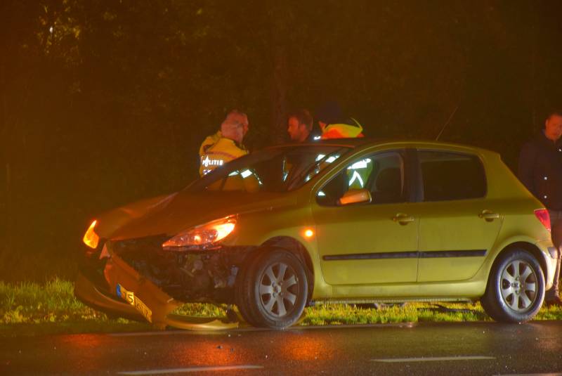 Vier personenautos met elkaar in botsing