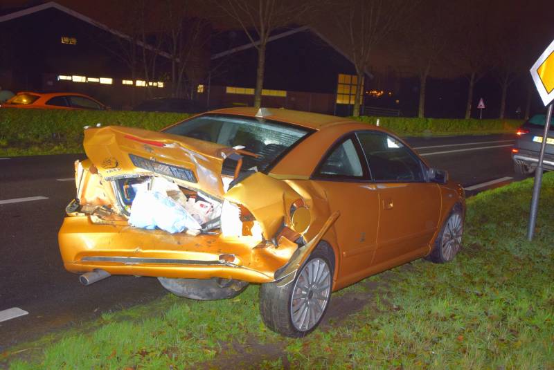 Vier personenautos met elkaar in botsing