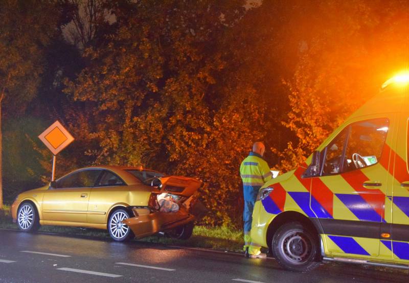 Vier personenautos met elkaar in botsing