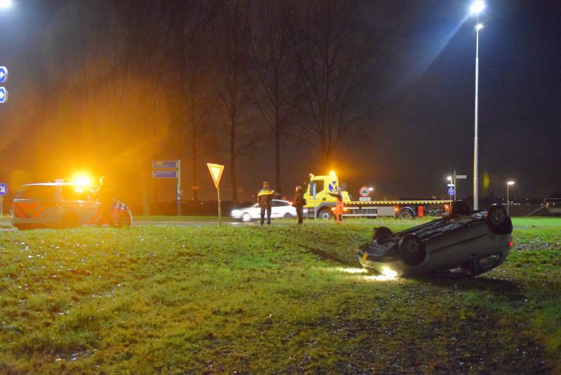 Auto op zijn dak na eenzijdig ongeval