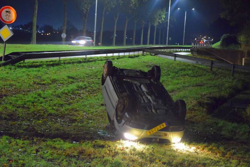 Auto op zijn dak na eenzijdig ongeval