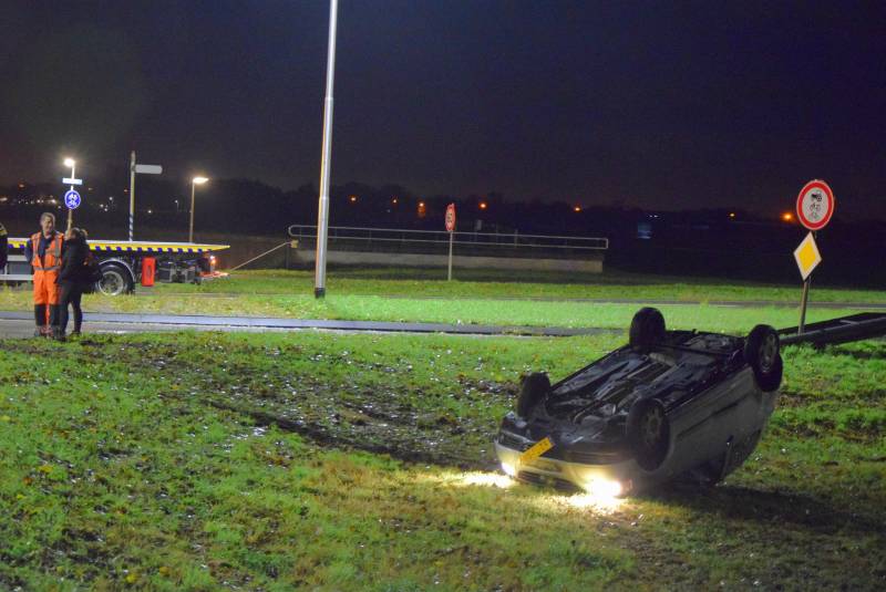 Auto op zijn dak na eenzijdig ongeval