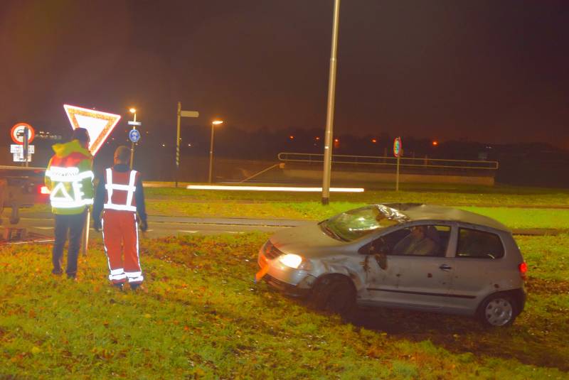 Auto op zijn dak na eenzijdig ongeval