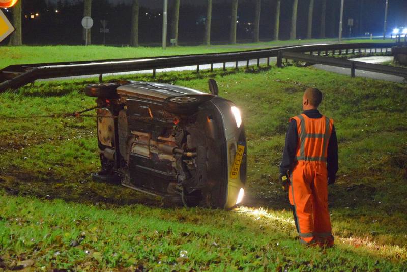Auto op zijn dak na eenzijdig ongeval