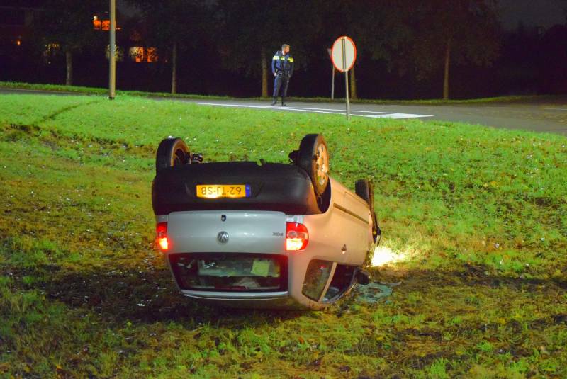 Auto op zijn dak na eenzijdig ongeval