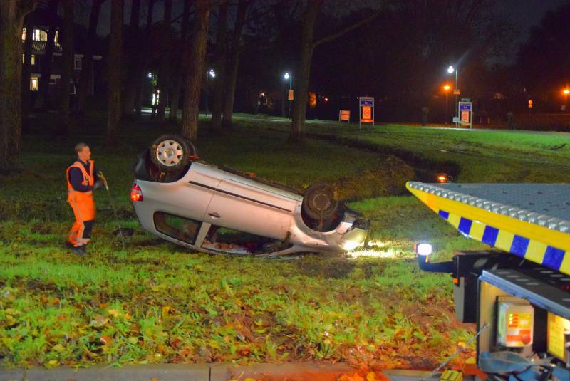 Auto op zijn dak na eenzijdig ongeval