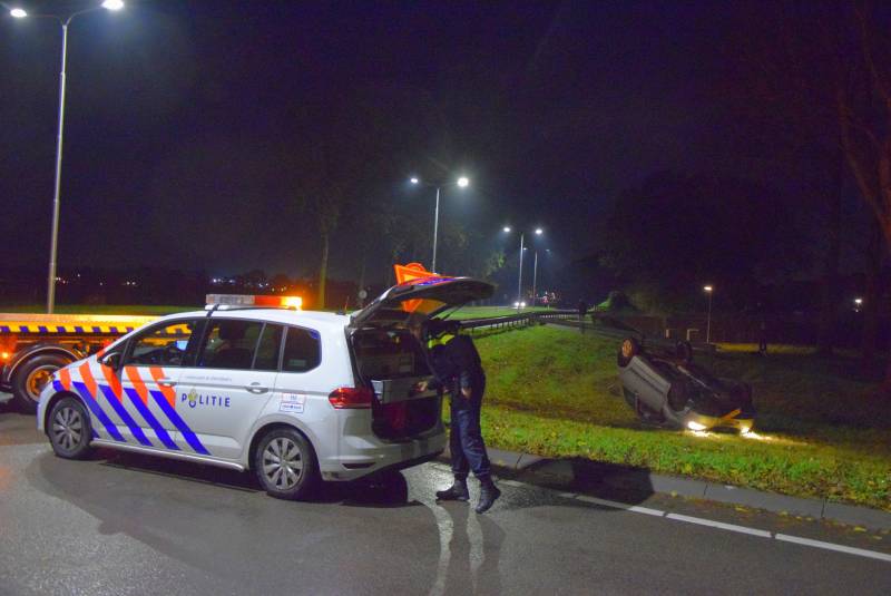 Auto op zijn dak na eenzijdig ongeval