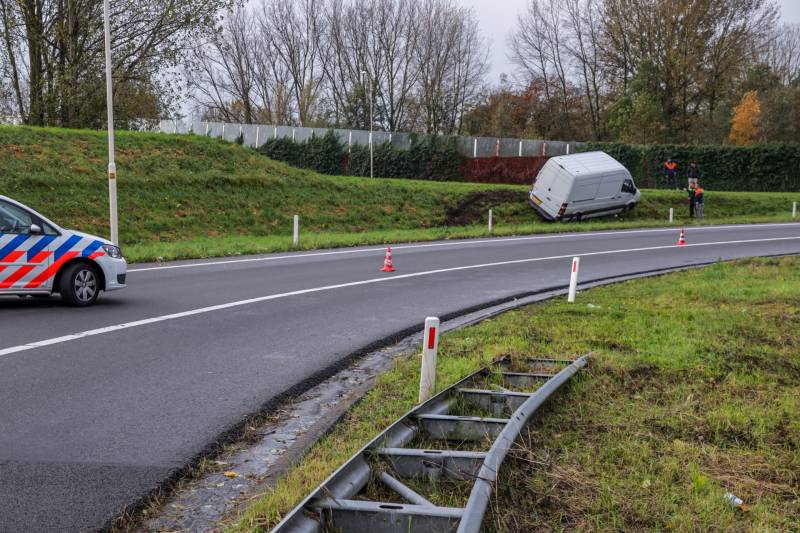 Pakketbezorger vliegt met bestelbus uit de bocht