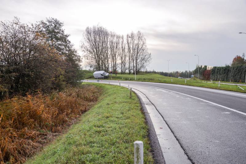 Pakketbezorger vliegt met bestelbus uit de bocht