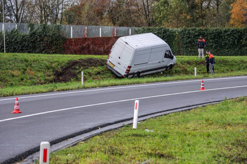 Pakketbezorger vliegt met bestelbus uit de bocht