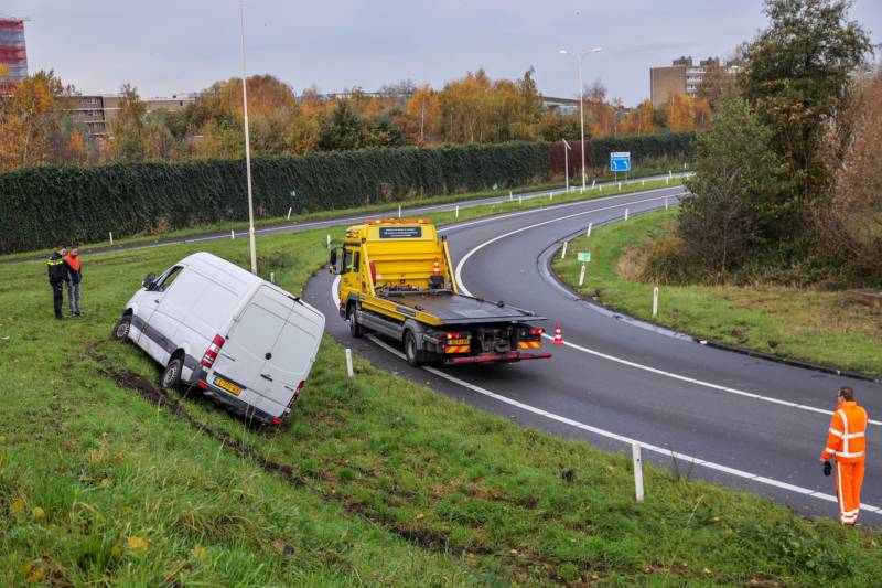 Pakketbezorger vliegt met bestelbus uit de bocht