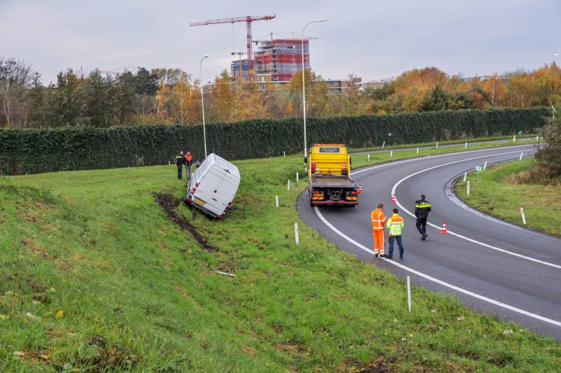 Pakketbezorger vliegt met bestelbus uit de bocht