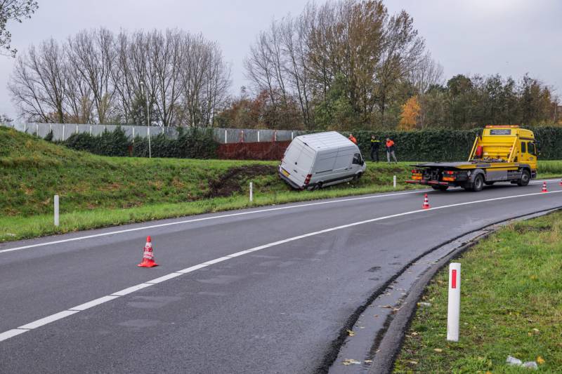 Pakketbezorger vliegt met bestelbus uit de bocht