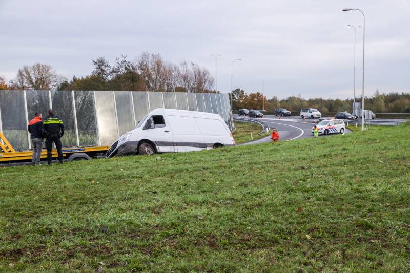 Pakketbezorger vliegt met bestelbus uit de bocht