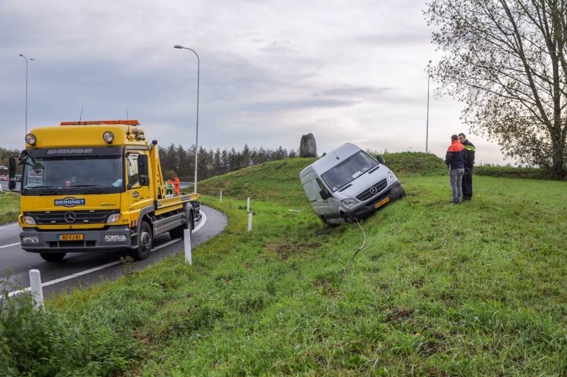 Pakketbezorger vliegt met bestelbus uit de bocht