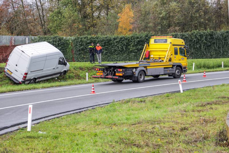 Pakketbezorger vliegt met bestelbus uit de bocht