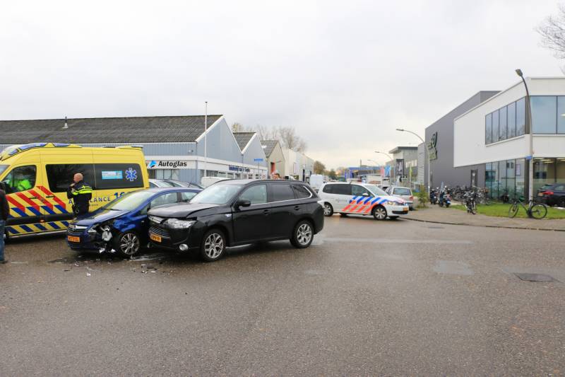 Bestuurder gewond bij aanrijding op kruising