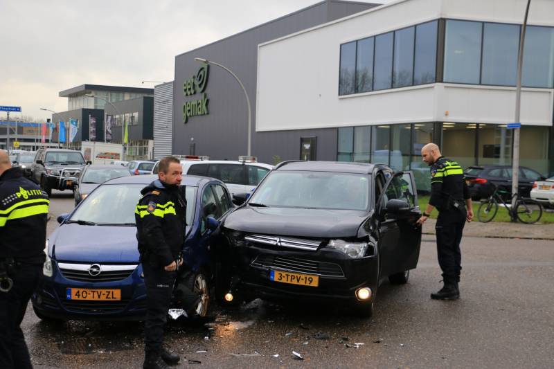 Bestuurder gewond bij aanrijding op kruising