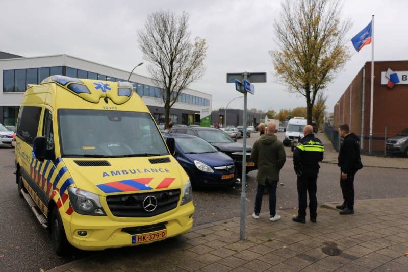 Bestuurder gewond bij aanrijding op kruising