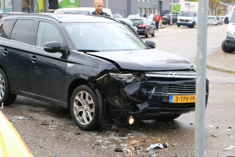 Bestuurder gewond bij aanrijding op kruising