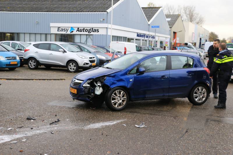 Bestuurder gewond bij aanrijding op kruising