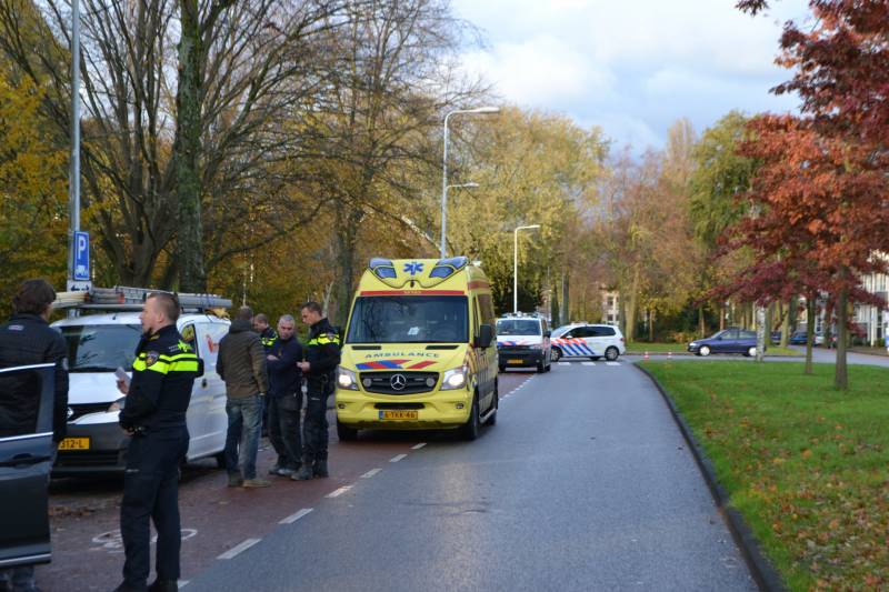 Fietsster rijdt tegen opstaand portier bestelwagen aan