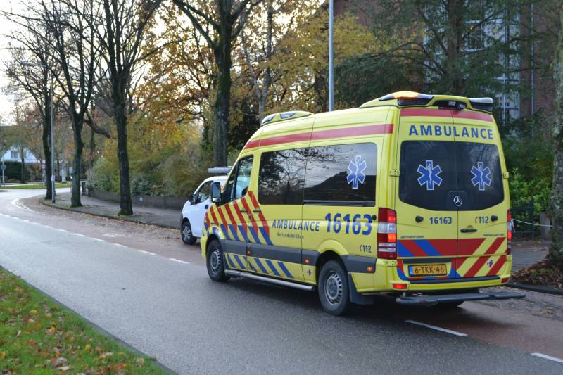 Fietsster rijdt tegen opstaand portier bestelwagen aan