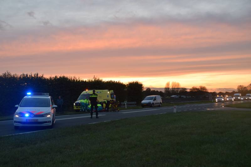 Fietser gewond na aanrijding met bestelbus