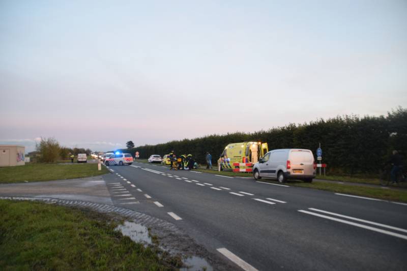 Fietser gewond na aanrijding met bestelbus