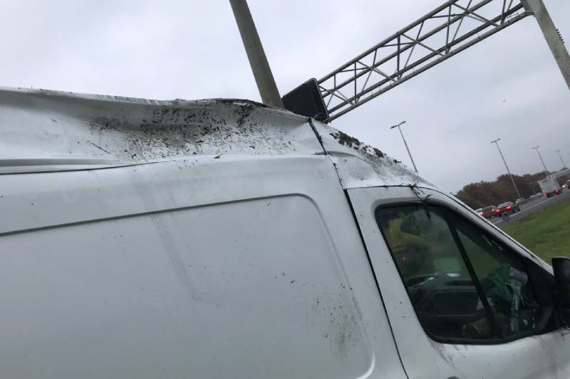 Bestelbus belandt in sloot naast snelweg