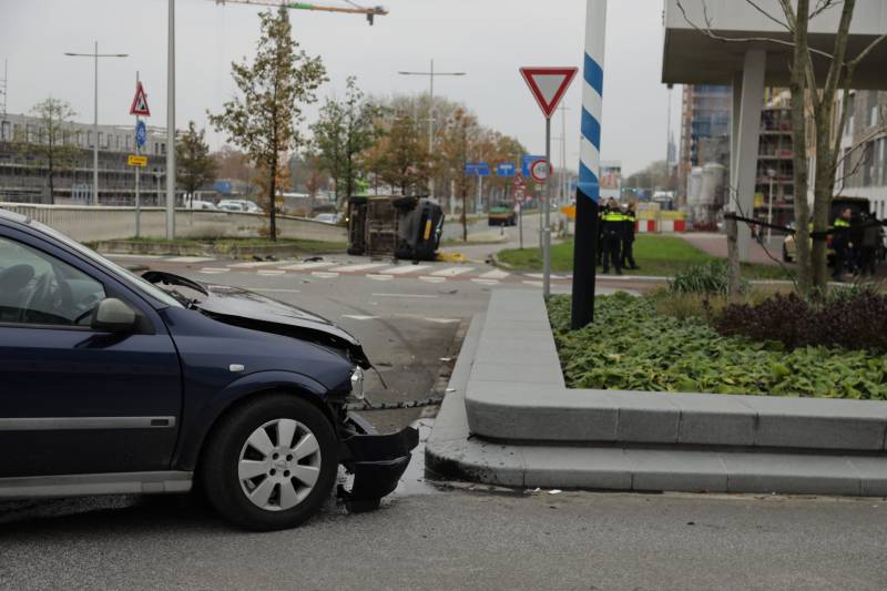 DHL bestelbus op zijn kant na aanrijding