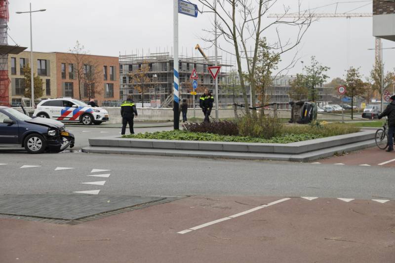 DHL bestelbus op zijn kant na aanrijding