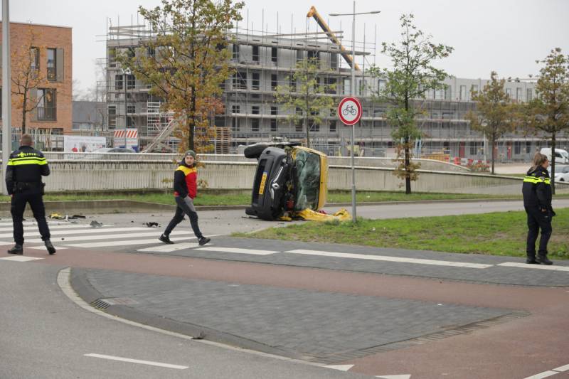 DHL bestelbus op zijn kant na aanrijding